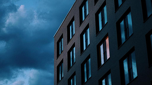 Jak zkombinovat okna a parapety